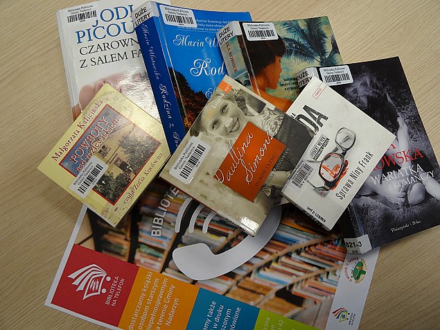 Książka na telefon. Biblioteka odwiedzi czytelników