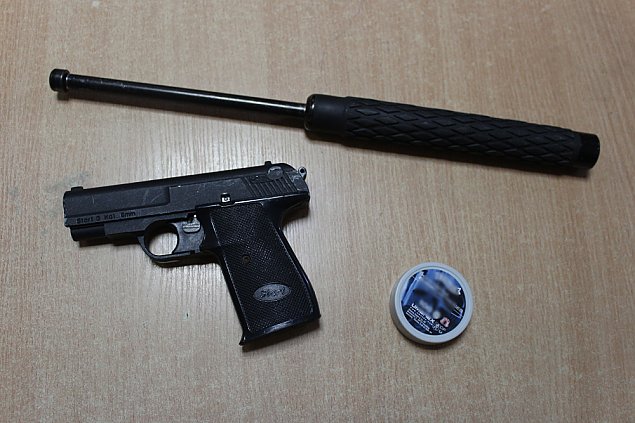 Interwencja policji w Nadarzynie. "Wyciągnął broń i groził, że ich zabije"
