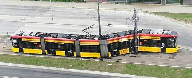 Piątek trzynastego na torach. Tramwaj uderzył w słup