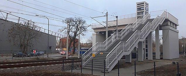 Kolejarze budują kładkę. Już rok opóźnienia