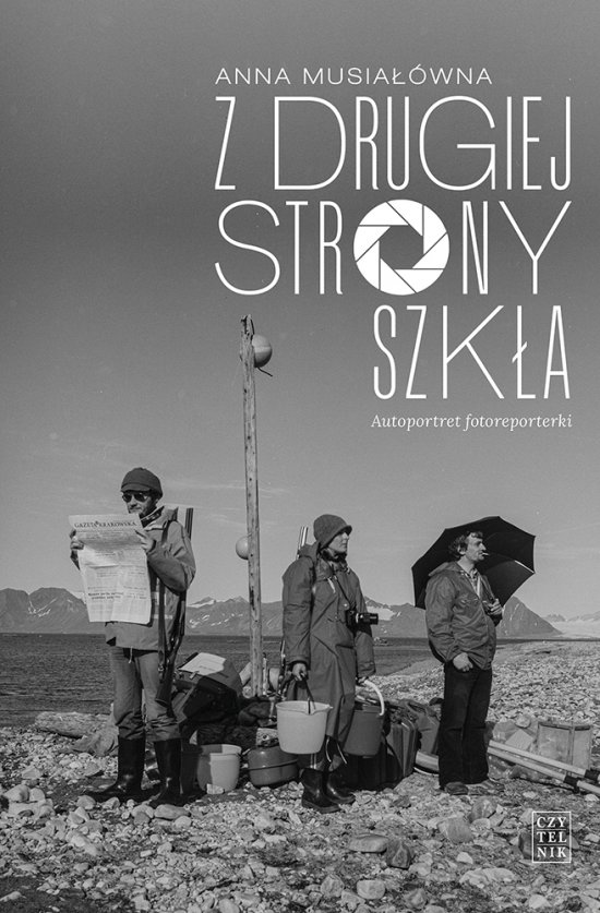 Z drugiej strony szk�a. Autoportret fotoreporterki