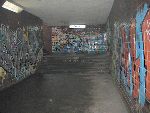 Tunel grozy lub na dziko przez tory w Wawrze