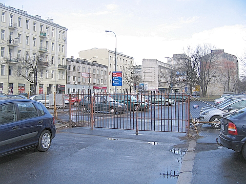 alt='Na Wolskiej nowe bloki zamiast parkingu?'