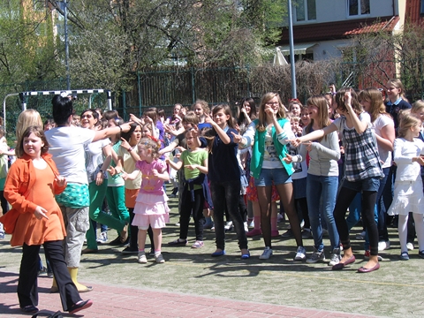 alt='Taneczny flash mob w szkole na Bielanach'