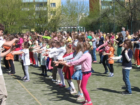 Taneczny flash mob w szkole na Bielanach