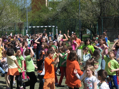 Taneczny flash mob w szkole na Bielanach