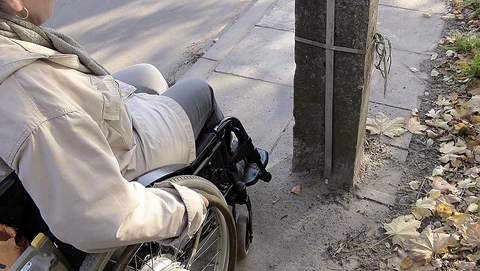 Inwalidka na wózku uwiêziona w P³udach