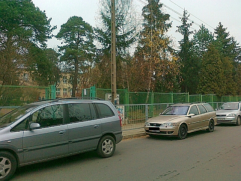 Okolice szkoy na Leszczynowej: ulica caa zastawiona