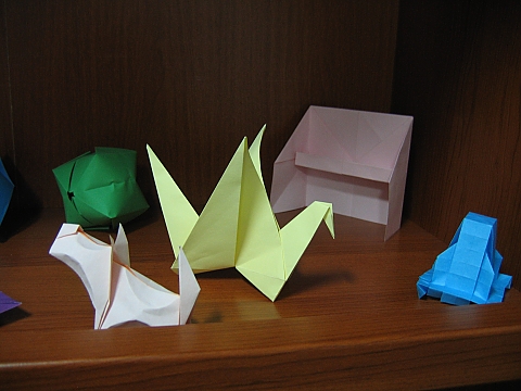 alt='urawie z Karolkowej: dzieci robi origami'