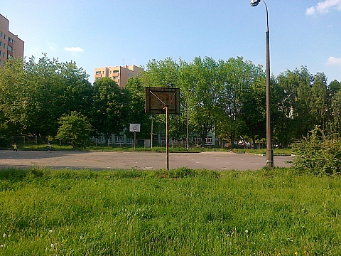 Park zamiast asfaltowego boiska na Jelonkach