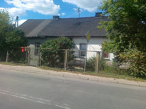 alt='Budowa ulicy Wiernej - niechciany dom stoi na skrzyowaniu'