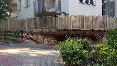 alt='Graffiti - samczy zwyczaj na Bielanach?'