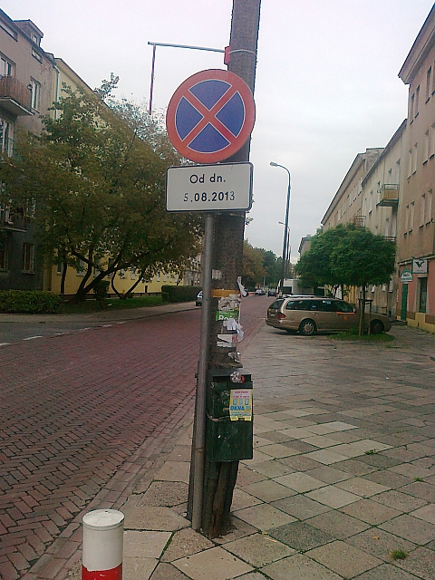 alt='Idiotyczny zakaz parkowania przy ytniej'
