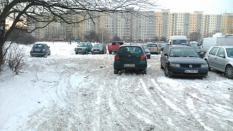 Bazar przy Kondratowicza: samochody niszcz okolic