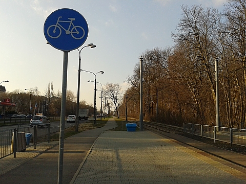 alt='Brak chodnika i tylko droga dla rowerw. Wolno chodzi?'