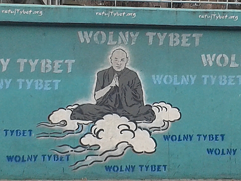 alt='Pi lat tybetaskich graffiti na Woli'