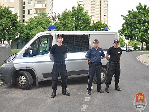 alt='Policjanci z Legionowa uratowali topielca w Wawrze'