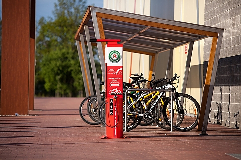 alt='Stacja naprawy rowerw przy siedzibie ZTM'