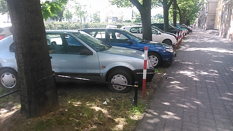 Zakazy parkowania przy Kasprowicza - co najmniej przez rok