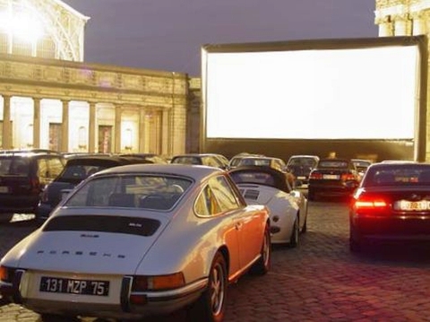alt='Kino samochodowe w Wawrze, parking peen aut!'