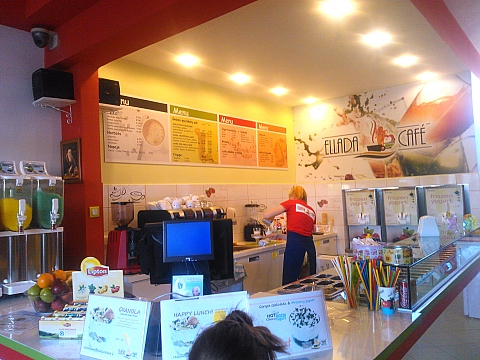 Ellada Cafe - kolorowo, plastikowo, sodko