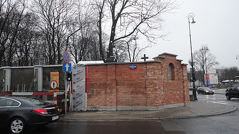 alt='Zabytkowy mur cmentarza Powzkowskiego odzyskuje blask'