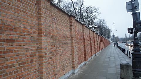 Zabytkowy mur cmentarza Powzkowskiego odzyskuje blask
