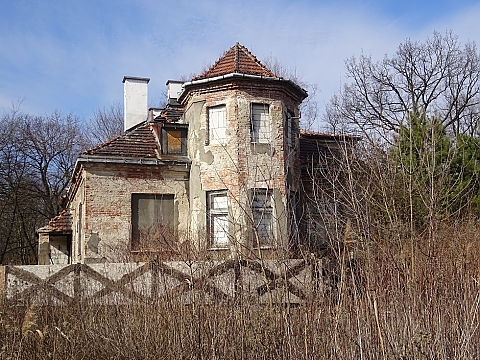 alt='Zabytkowa willa na Bielanach to kompletna ruina'