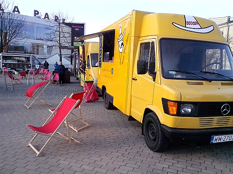 alt='Zlot food truckw przed Wola Parkiem'