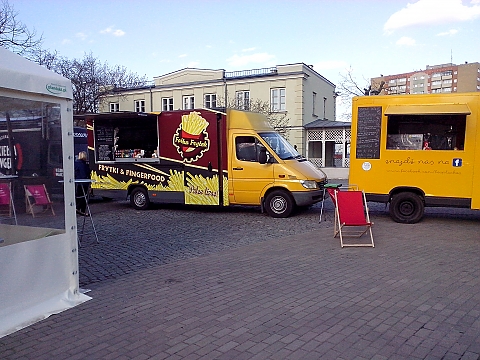 Zlot food truckw przed Wola Parkiem