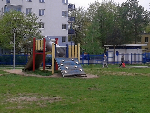 Plac zabaw na Szegedyskiej w rozsypce. Nivea go nie naprawi?
