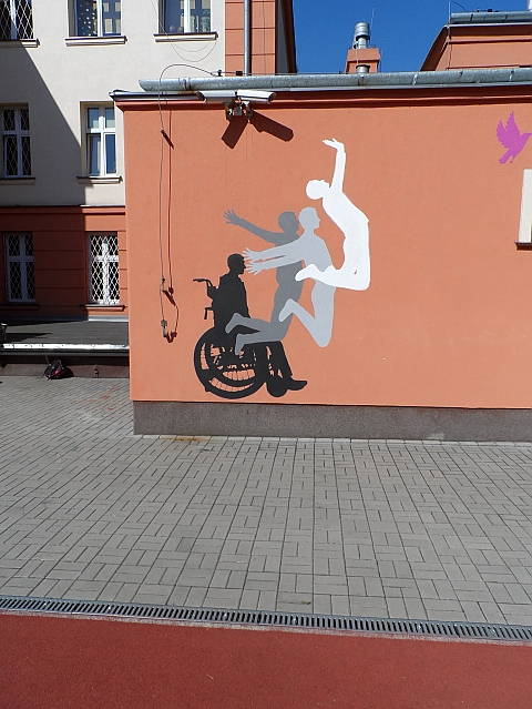alt='Nowy, niezwyky mural na Karolkowej'