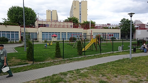 Plac zabaw na Szegedyskiej popoudniami zamknity
