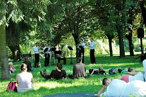 alt='Koncerty w parku Moczydo i teatrzyki w plenerze'