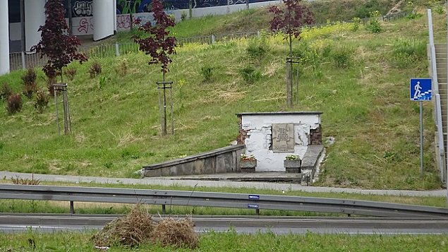 Miejsce pamici si sypie? Urzd dzielnicy: tak ma by