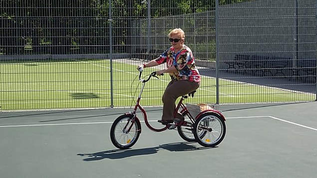 alt='Trjkoowe rowery dla emerytw w parku Brdnowskim'