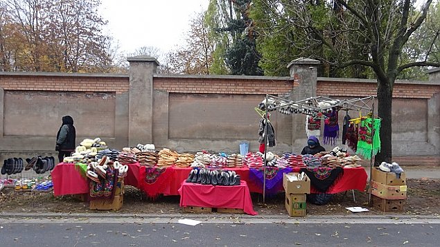 Festiwal tandety pod cmentarzem. Jak co roku