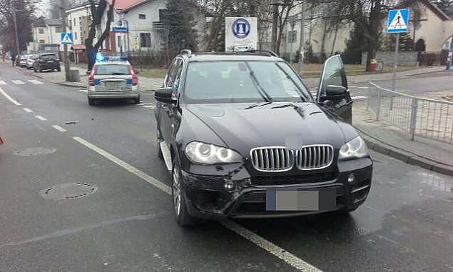 alt='Kradzionym BMW chcia rozjecha policjantw'