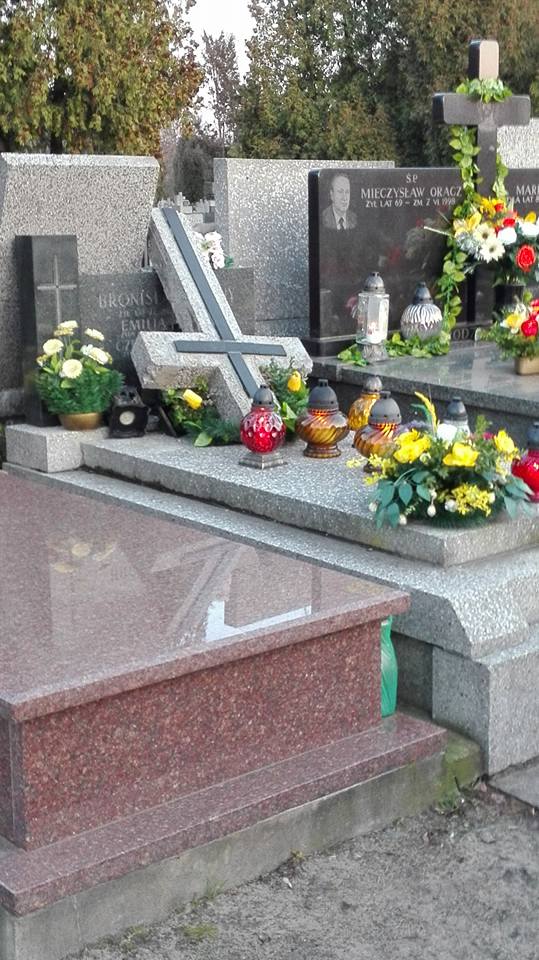 Starszy czowiek demolowa groby na Cmentarzu Brdnowskim