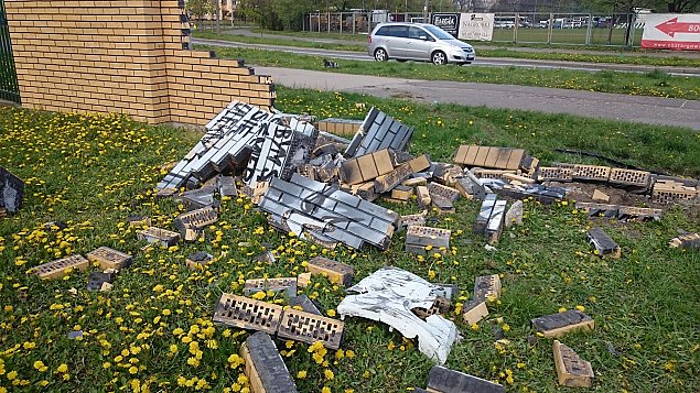 Wypad z jezdni, zniszczy ogrodzenie szkoy i mural