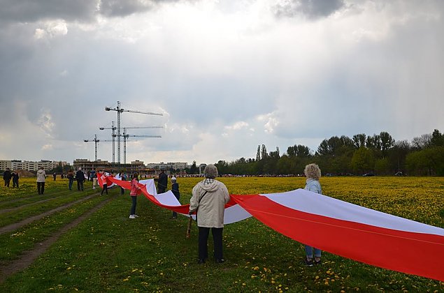 alt='Targwek pobi rekord Polski. 1556-metrowa flaga na Brdnie'