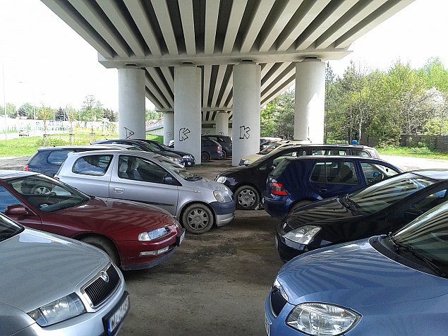 Parkowanie na PKP Pudy bezkarne. "Kolej nie uznaje tego miejsca za ziele"