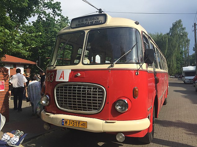 alt='Wakacje ze starymi autobusami. Ruszyy wycieczki po Wawrze'