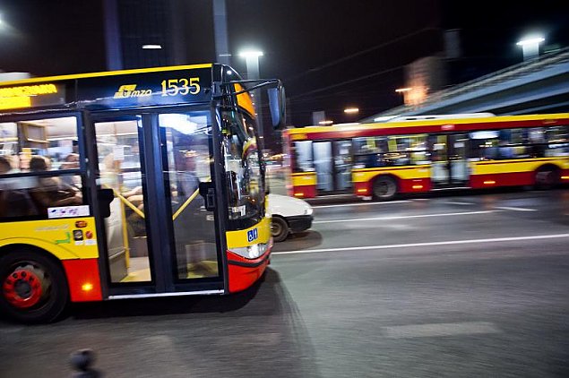 alt='Wieczorne autobusy na Biaok Dworsk. Ostatni o 0:45'
