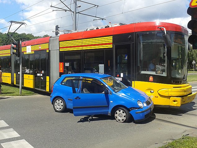 alt='Kierowca wjecha pod tramwaj na Reducie Wolskiej'