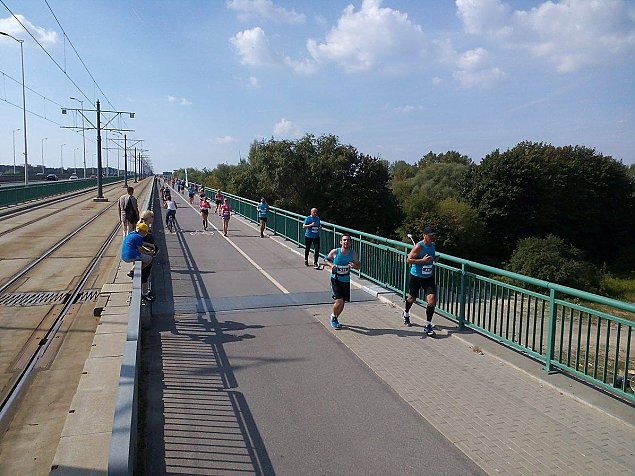 Kilkuset biegaczy pokonao most. Najlepszy w 33 minuty