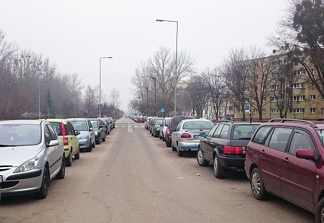alt='Wrzeciono zablokowane autami. Czas na patne parkowanie?'