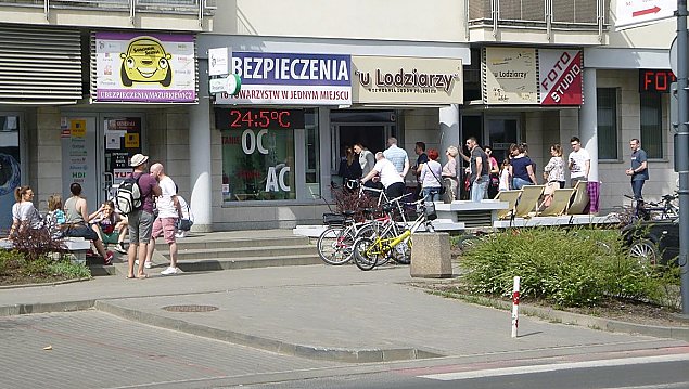 Tumy w parkach, lasach i lodziarniach. Efekt niedzieli bez handlu?