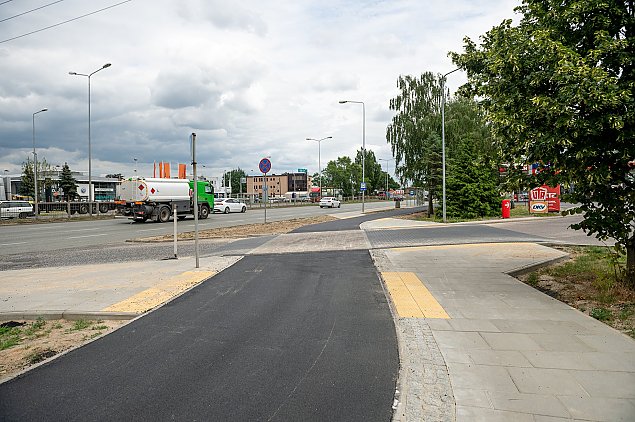 Czarny asfalt na Jelonkach. Szczliwi rowerzyci