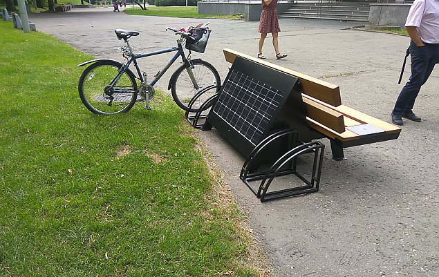 Ławki w Nadarzynie naładują komórkę